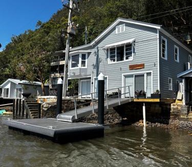 Little Wobby House | Wobby Waters your Little Wobby Waterfront sleeping 8 on the Hawkesbury River