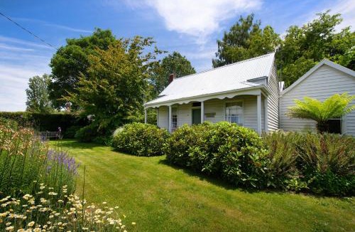 Daylesford House | Wombat Hill Cottage- central Daylesford retreat