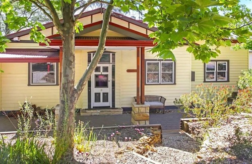 Blackheath Cottage | Wonga Cottage - Up-Market Country Style 3 Bedroom 2 Bathroom Pet-Friendly Home on Bushland