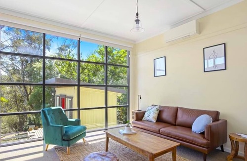 Blackheath Cottage | Wonga Cottage - Up-Market Country Style 3 Bedroom 2 Bathroom Pet-Friendly Home on Bushland
