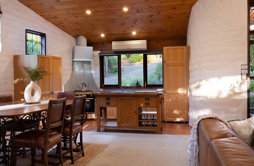Daylesford House | Woodland Cottage - Pet Friendly accommodation walking distance to lake Daylesford