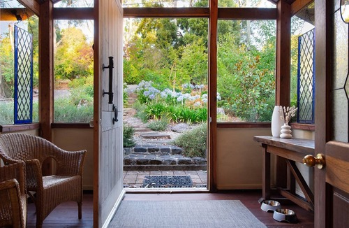 Daylesford House | Woodland Cottage - Pet Friendly accommodation walking distance to lake Daylesford