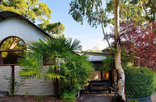 Daylesford House | Woodland Cottage - Pet Friendly accommodation walking distance to lake Daylesford