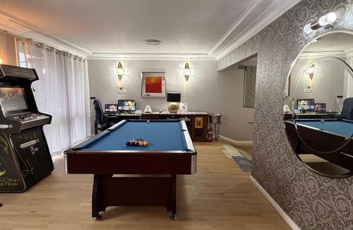 Marsfield House | Work and Unwind Retreat King Bed Love Heart Hot Tub for 2 Game Room Cinema on the bed 500Mbps WiFi Ideal for Business Couples and Special Events