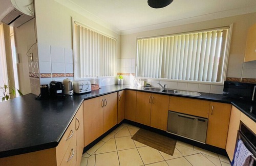 Worrigee House | Worrigee 3BR/1BA Stay Heated Rooms Near Shops