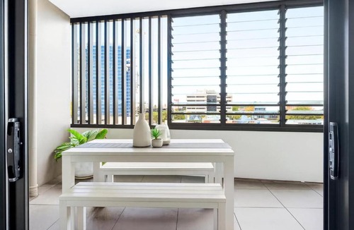 Newcastle Apartment | Worth - Happy Honeysuckle - Free Internet