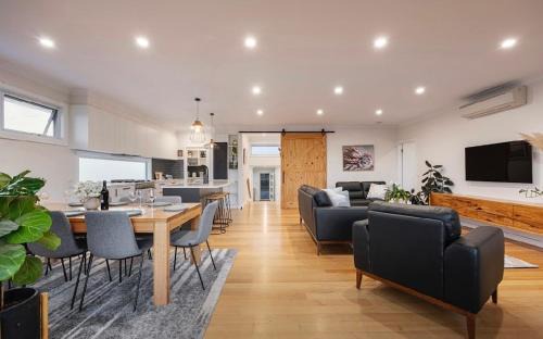 Yarra Glen House | Yarra Valley Escape - Mountain Views - Wedding accommodation