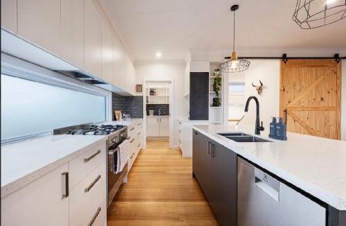 Yarra Glen House | Yarra Valley Escape - Mountain Views - Wedding accommodation