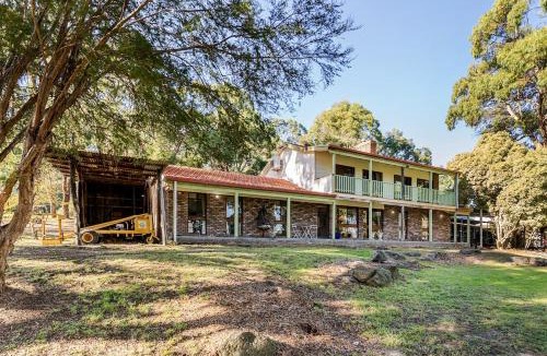 Woori Yallock House | Yarra valley orchard view farm escape