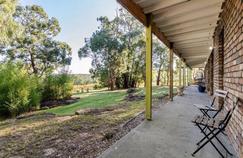 Woori Yallock House | Yarra valley orchard view farm escape