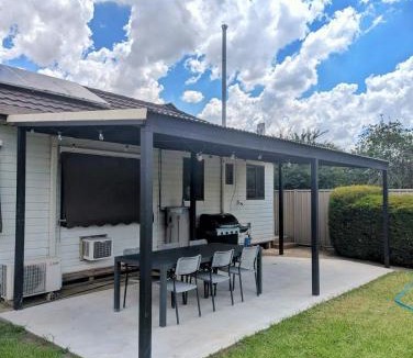 Yarrawonga Apartment | Yarrawonga Holiday House with Open Fireplace