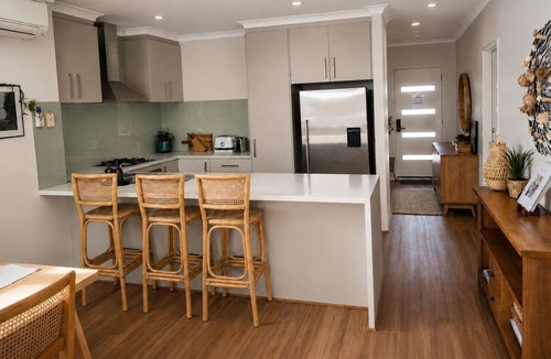 Falcon House | Yarri House- walk to shops, estuary and beach!