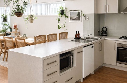 Falcon House | Yarri House- walk to shops, estuary and beach!