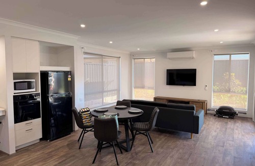 Dudley Park House | Your Mandurah Getaway with a bathroom in each room!