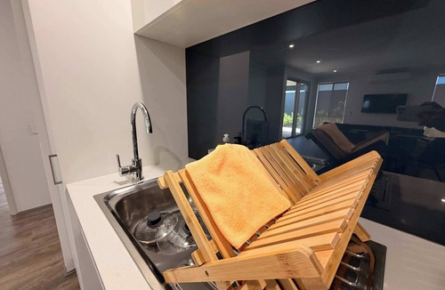 Dudley Park House | Your Mandurah Getaway with a bathroom in each room!