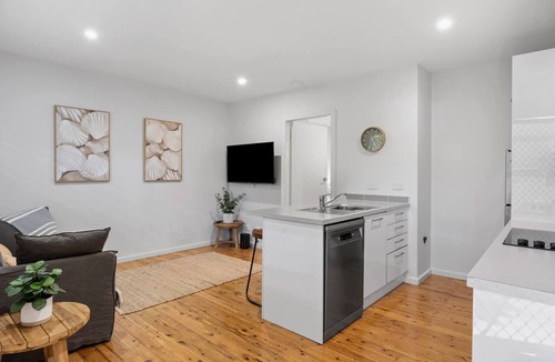 Merewether Apartment | Your Merewether Getaway - Surf, Sip & Stay