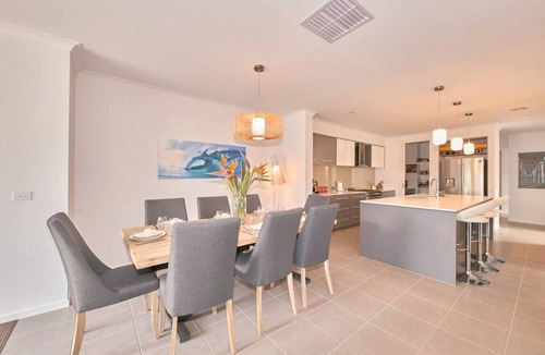 Torquay House | Zeally Sands Pool Retreat