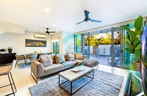 Fannie Bay Apartment | ZEN ARCTIC Luxury 2-Story T/House + Pool & Markets