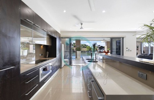 Bayview House | Zen Bayview Bliss: Luxury Marina Mansion