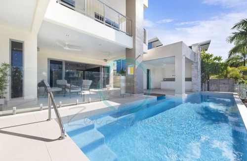 Bayview House | Zen Bayview Bliss: Luxury Marina Mansion