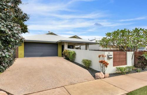 Durack House | Zen Courtyard - garden - patio - garage
