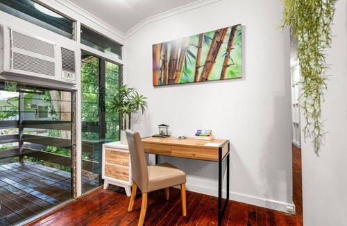 Larrakeyah House | Zen in the Tropics: Fenced Yard - Balcony - Desk
