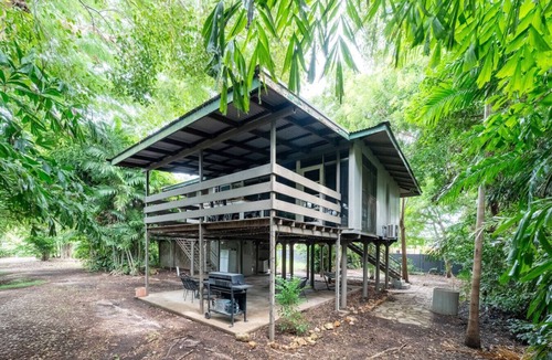 Larrakeyah House | Zen in the Tropics: Fenced Yard - Balcony - Desk