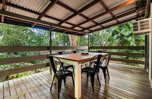 Larrakeyah House | Zen in the Tropics: Fenced Yard - Balcony - Desk