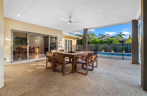 Lyons House | Zen Lotus: private pool - patio - garage - yard