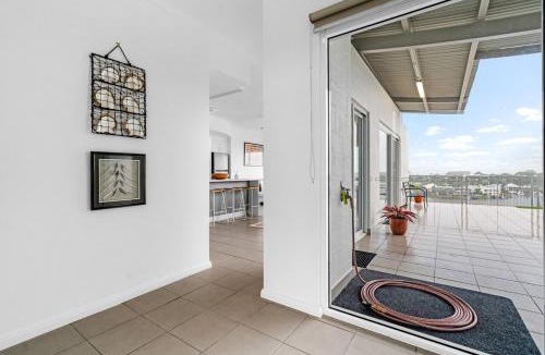 Cullen Bay Apartment | Zen Marina Rooftop with Huge Balcony - BBQ - Sunsets