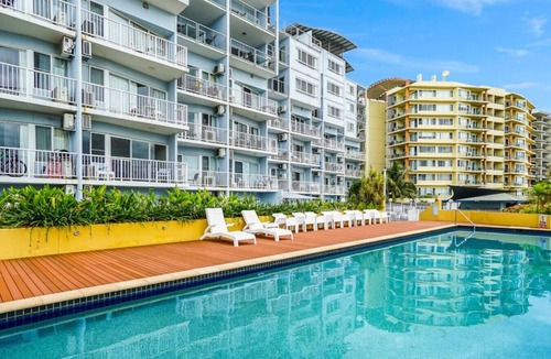 Cullen Bay Apartment | Zen Marina Studio: bayview - shared pool - central