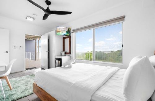 Cullen Bay Apartment | Zen Marina Studio: bayview - shared pool - central