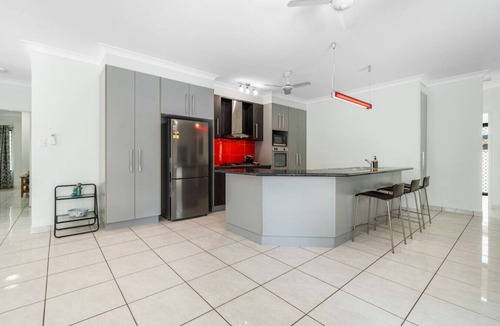 Lyons House | Zen Orient ~ Luxurious 4BR Oasis with Private Pool