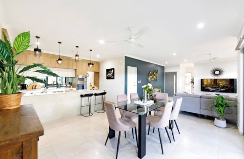 Muirhead House | Zenhouse Prestige: Modern ~ Stylish ~ Private Lawn