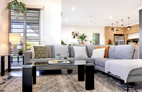 Muirhead House | Zenhouse Prestige: Modern ~ Stylish ~ Private Lawn
