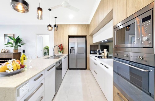 Muirhead House | Zenhouse Prestige: Modern ~ Stylish ~ Private Lawn