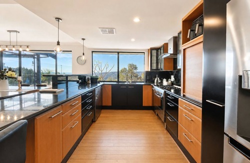 Perth House | Zig Zag Retreat - Perth Hills Home With Stunning Views and Infinity Pool