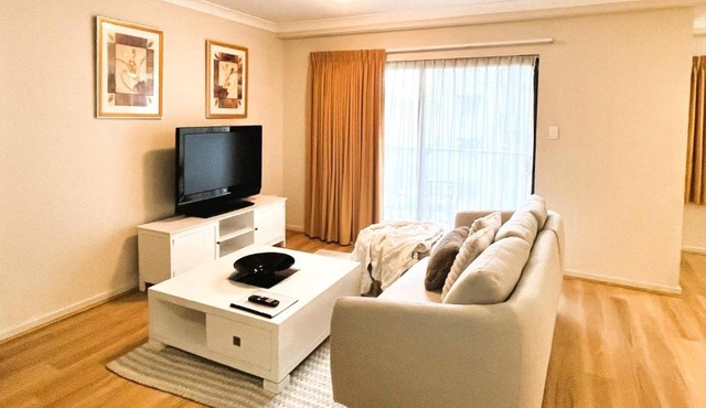10 CBD Resort 2BR Secure Suite Pool Gym & Parking