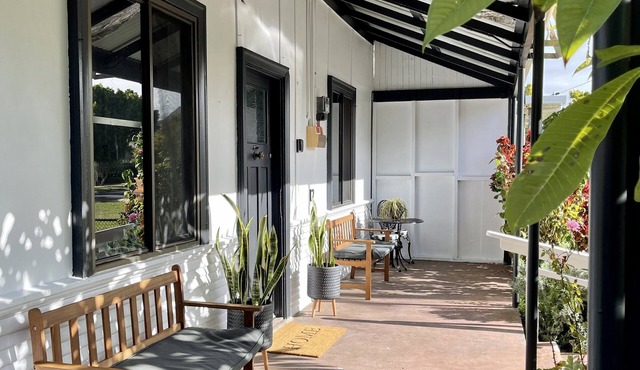 100 Year Old Cottage walking distance from Shops and Cafes.