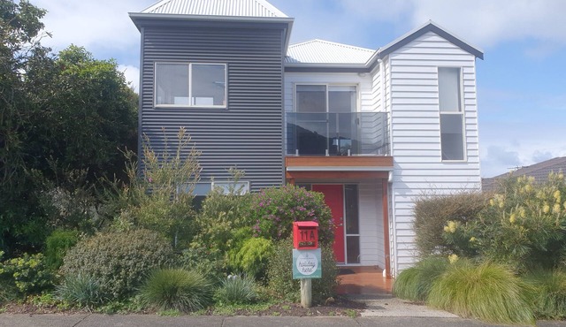 11A Seaview. Ocean and Otway Ranges views. Close to beach. Pet friendly.