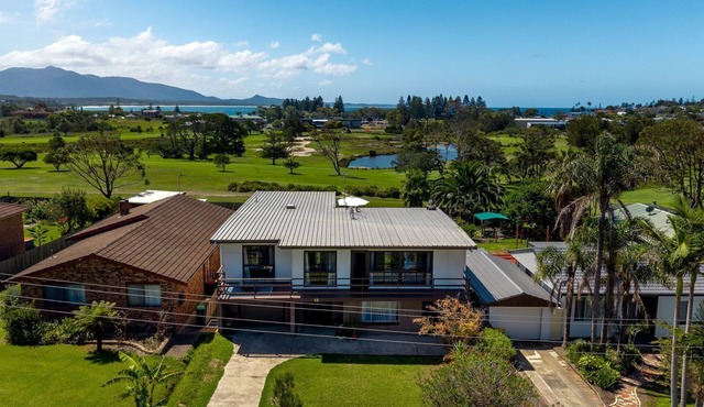 13 Golf Road - direct golf course access