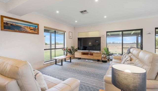 14 Excelsior Pde - Pets Negotiable - Waterviews