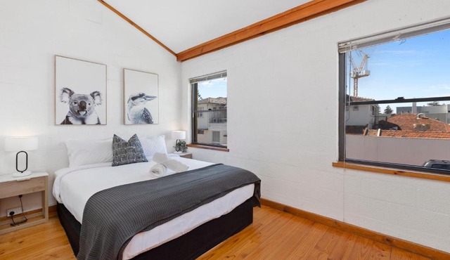 15 Cottesloe - steps from beach - sleeps 3 in Perth