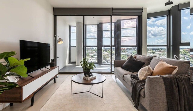 2 Bedroom/2 Bathroom – WALK to the MCG!