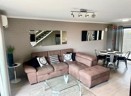 2 Bedroom 2 level apartment Hydra Unit 3