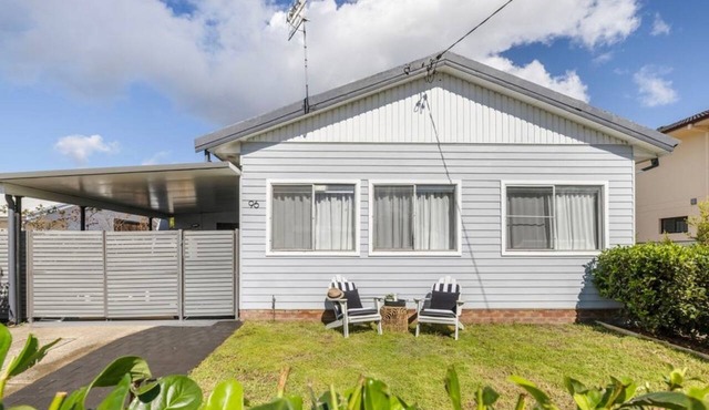 2 Bedroom Coastal Cottage by the Beach