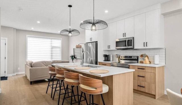 2 King Bed | Garage | Min to UofC | NEW in Calgary