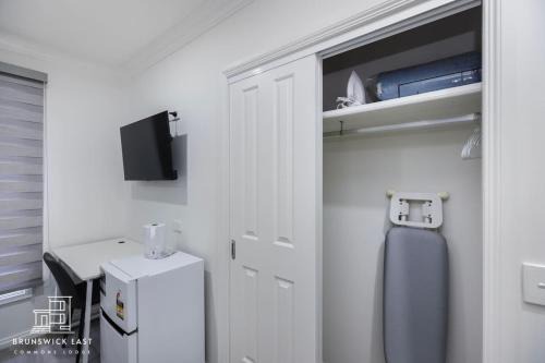 206 Modern King BR with Fast WiFi - Brunswick East - 30 Percent OFF in Melbourne