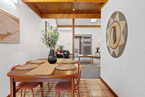 23 Cottesloe Steps to beach - sleeps 3 NO WIFI