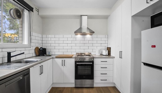 2BR Flemington Walk to Showgrounds Parking in Melbourne